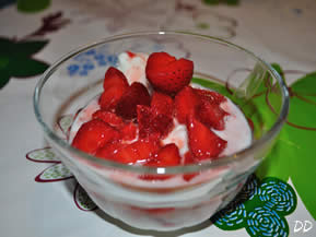 Gelato allo yogurt con fragole e cannella