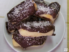 biscotti al cocco ricoperti di cioccolato