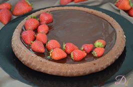 Torta californana al cioccolato fondente e fragole